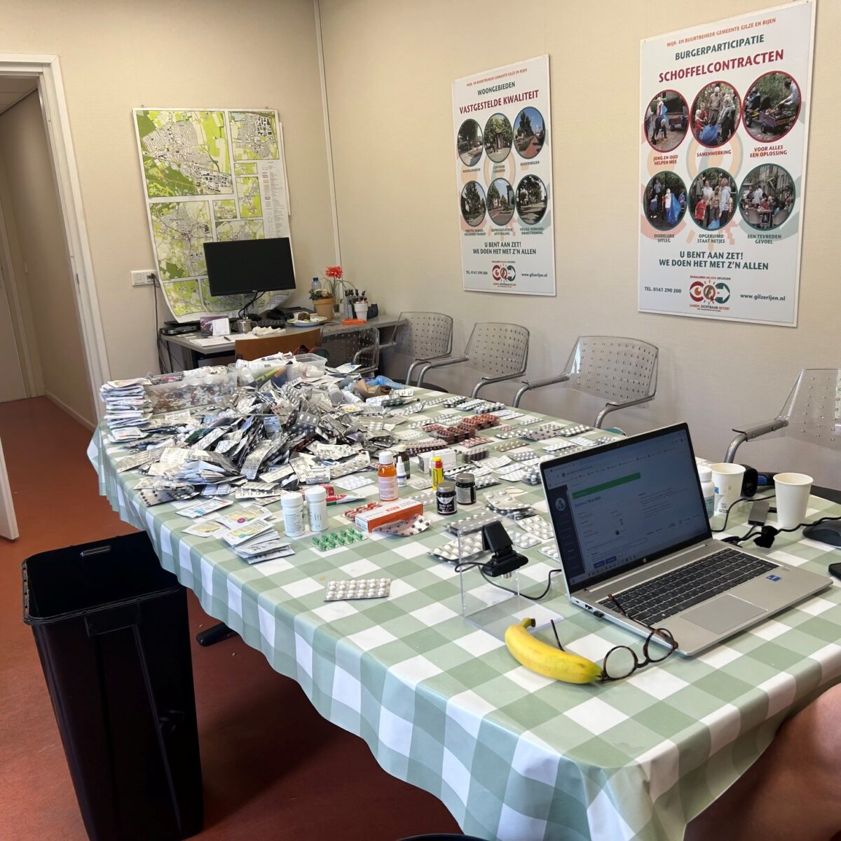 Ingezamelde ongebruikte medicijnen worden bij de pilot aan een tafel geregistreerd op een laptop.