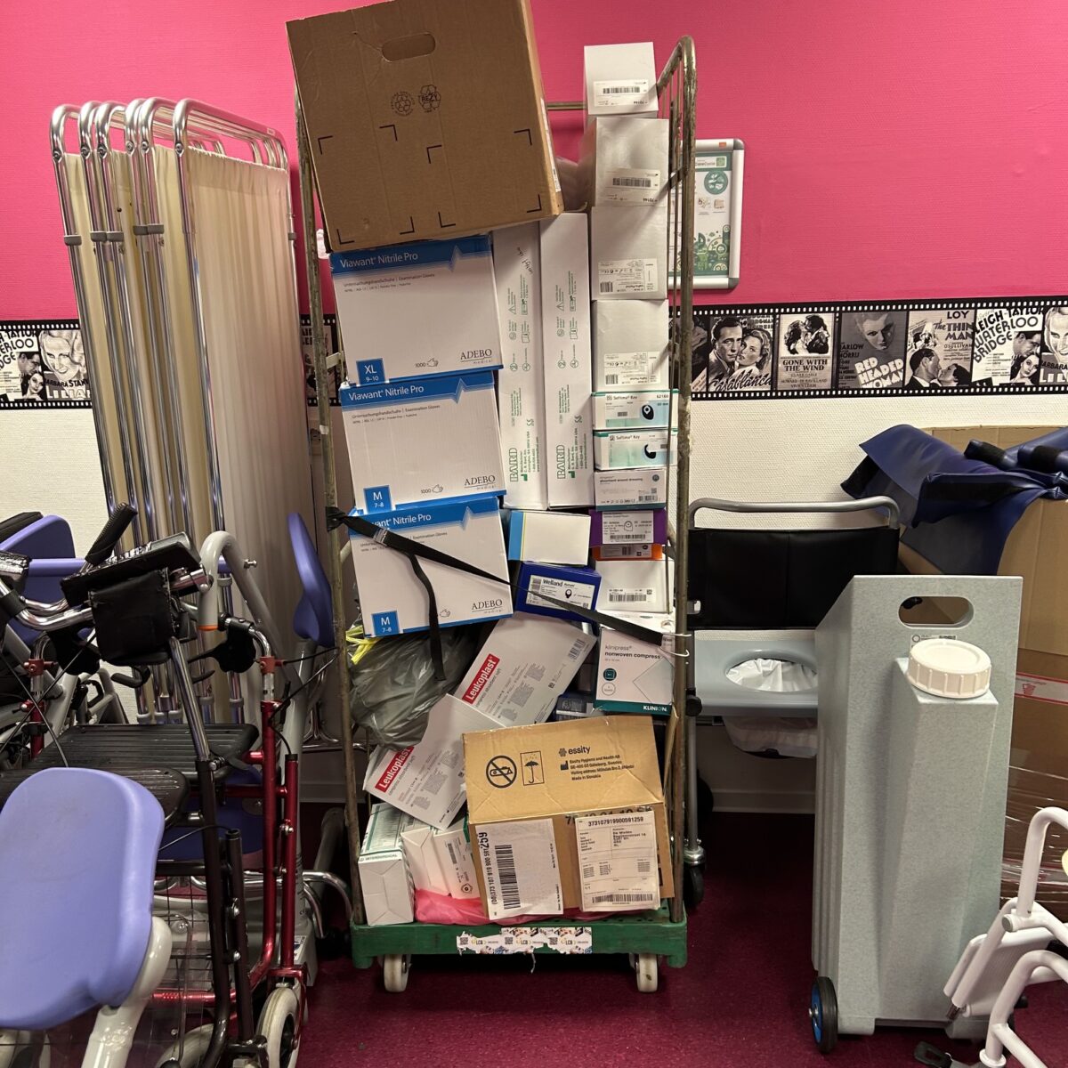 Medische hulpmiddelen netjes opgeslagen in het magazijn van CareCycle, klaar voor hergebruik of donatie.